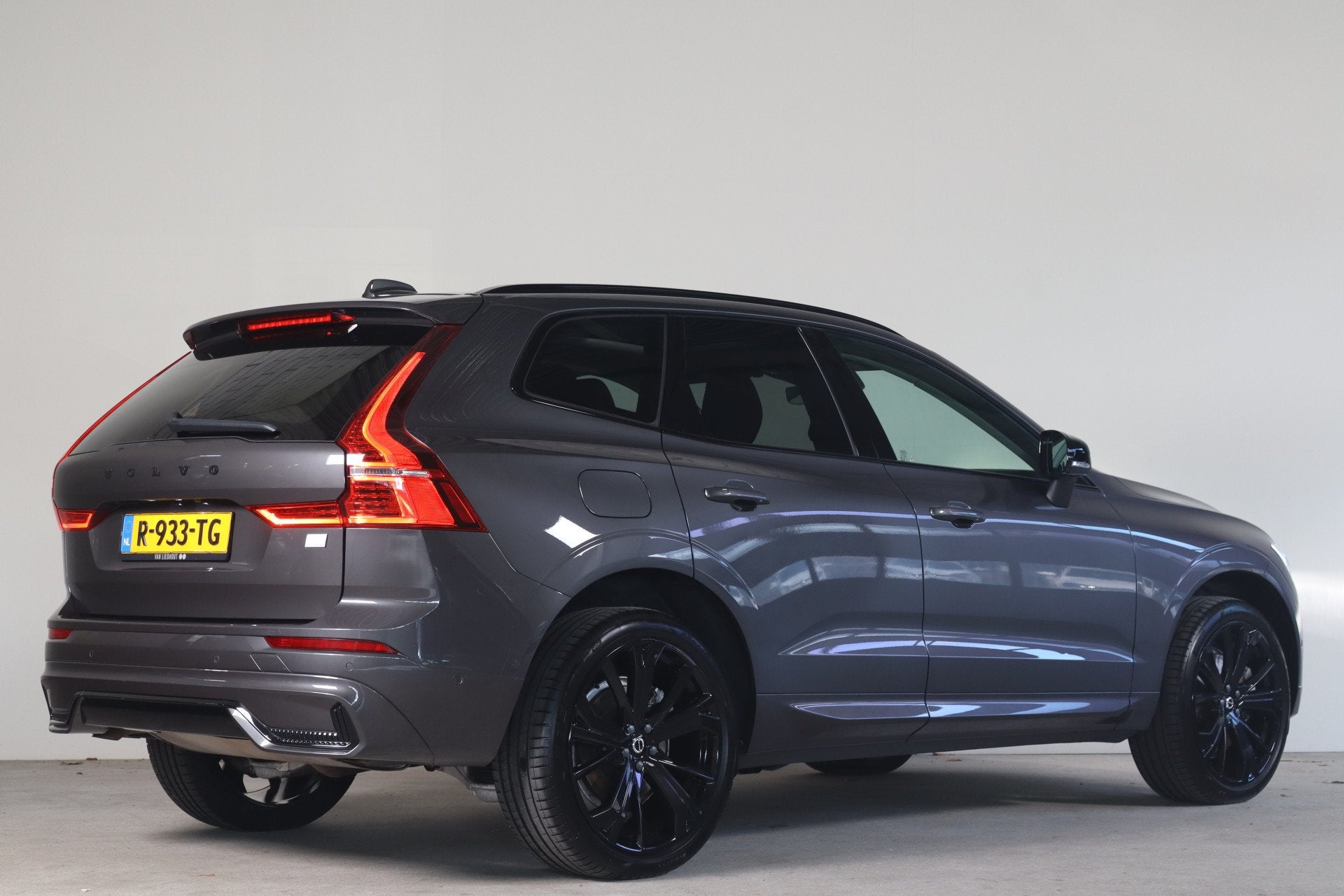Volvo XC60 2.0 T8 Plug-in hybrid AWD R-Design - NL Auto! Luc, Auto's, Gebruikt, Euro 6, 4 cilinders, 1969 cc