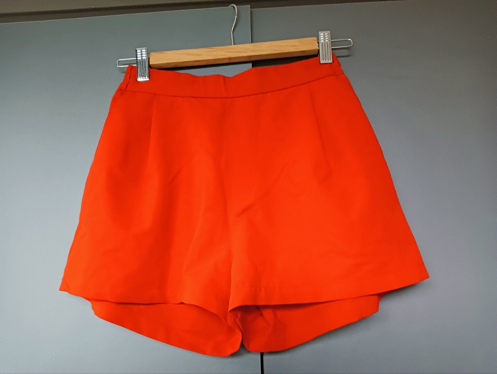 Felgekleurde rode short mt S van Pull & Bear, Kort, Ophalen of Verzenden, Zo goed als nieuw, Rood