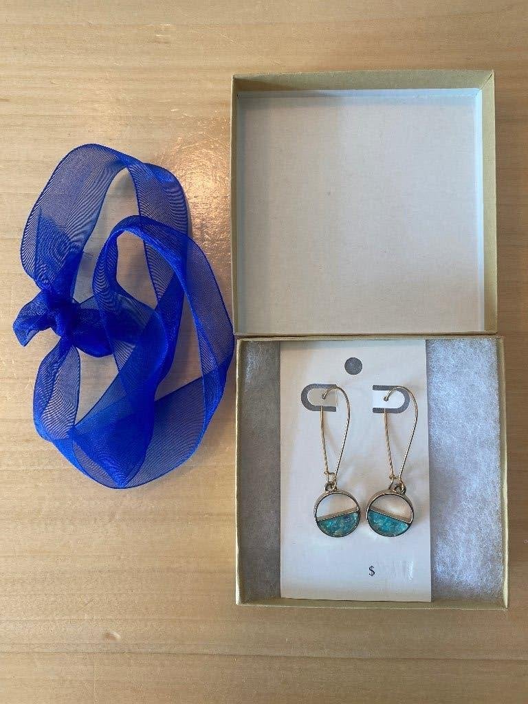 Oorbellen goud met opaal effect stenen (niet echt), Hangers, Nieuw, Ophalen of Verzenden, Goud
