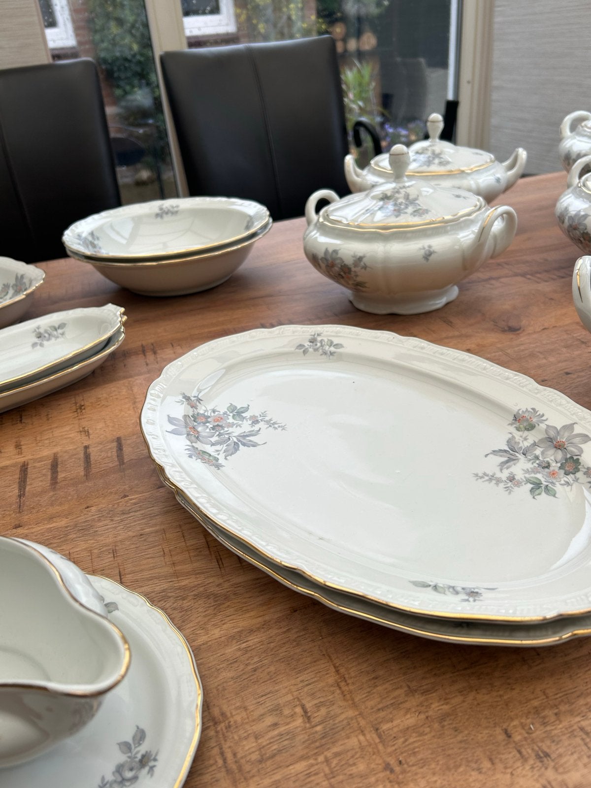 Foto 2 van Prachtig antiek servies met diverse dekschalen