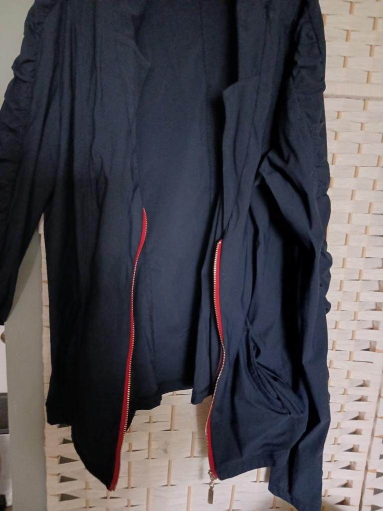Donkerblauw vest maat 42 met rode rits - Travelstof, Ophalen of Verzenden, Zo goed als nieuw, Maat 42/44 (L), Blauw