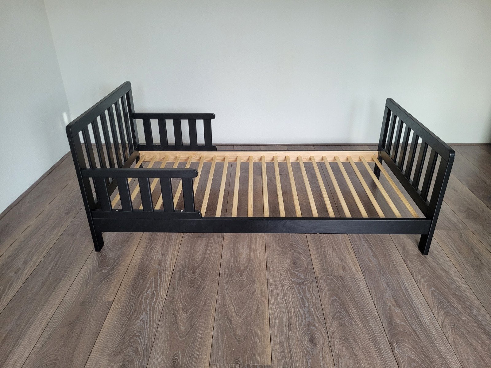 Zwart peuterbed met lattenbodem, Ophalen, 70 tot 85 cm, 140 tot 160 cm, Zo goed als nieuw