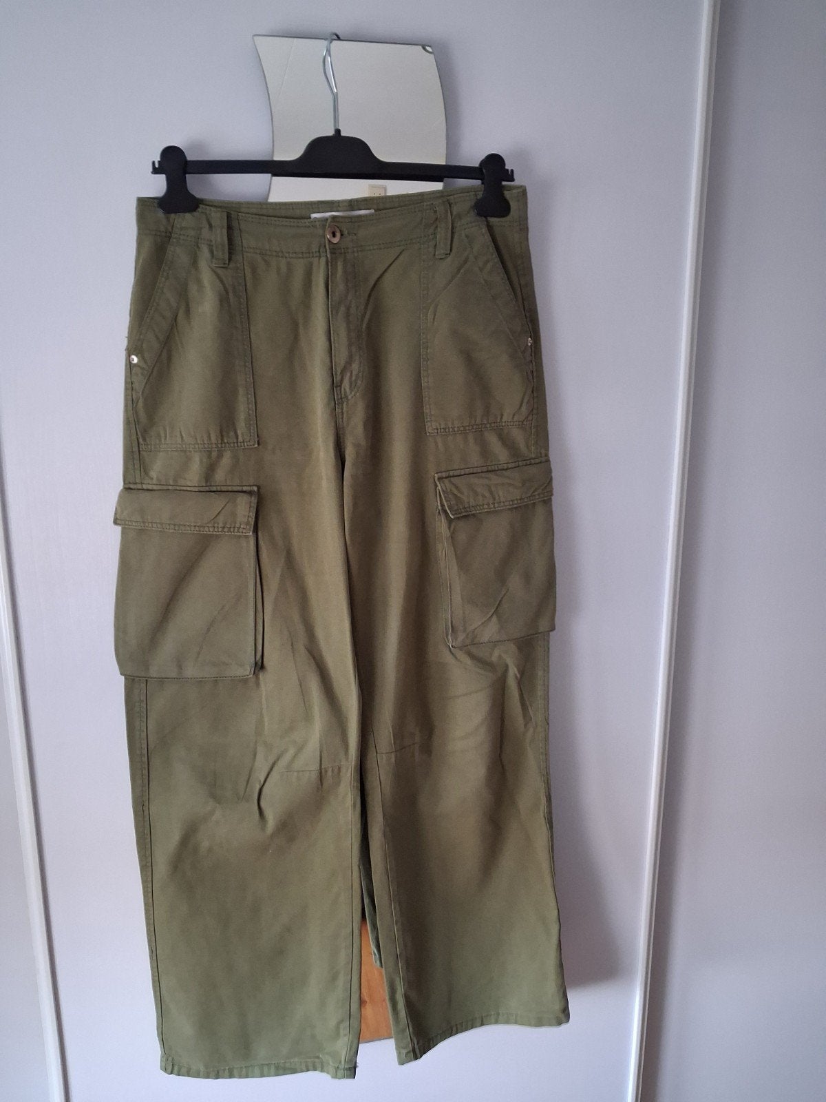 BERSHKA KAKI CARGO BROEK MET WIJDE PIJPEN MAAT 40, Overige kleuren, Overige maten, Ophalen of Verzenden, Zo goed als nieuw