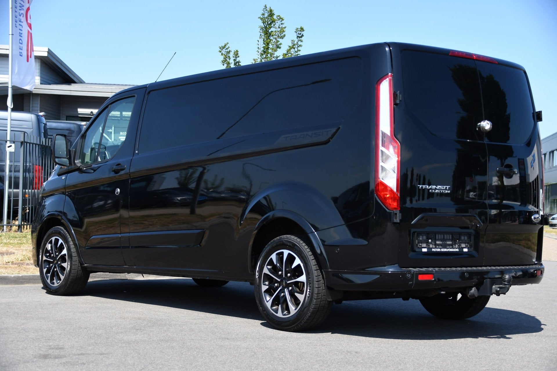 Ford Transit Custom 320 2.0 TDCI L2H1 Sport Black Edition Fu, Auto's, 15 km/l, 4 cilinders, Zwart, Leder
