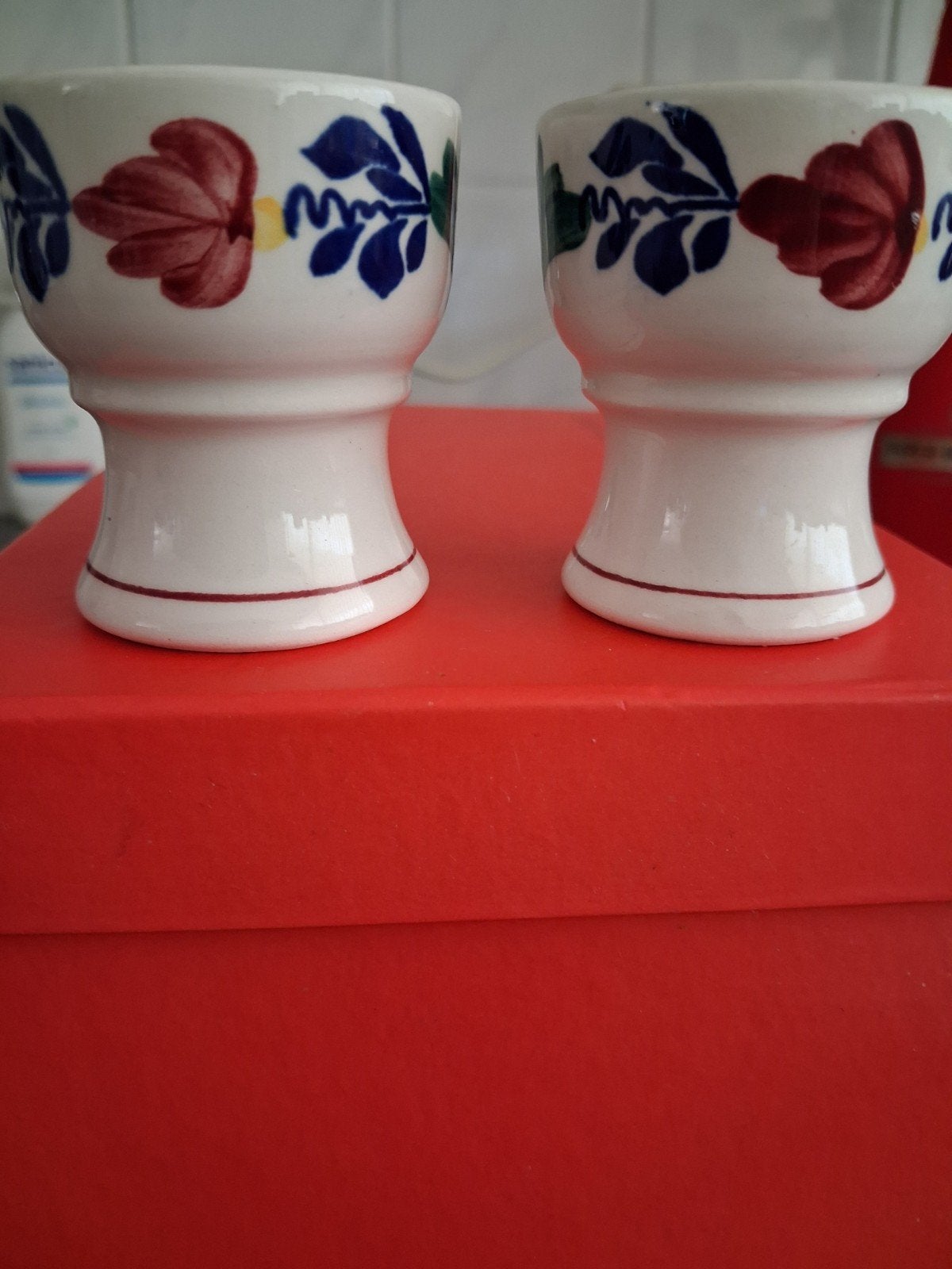 BOCH BOERENBONT EIERDOPJES HANDPAINTED 2 stuks, Ophalen of Verzenden, Zo goed als nieuw, Royal Boch, Aardewerk