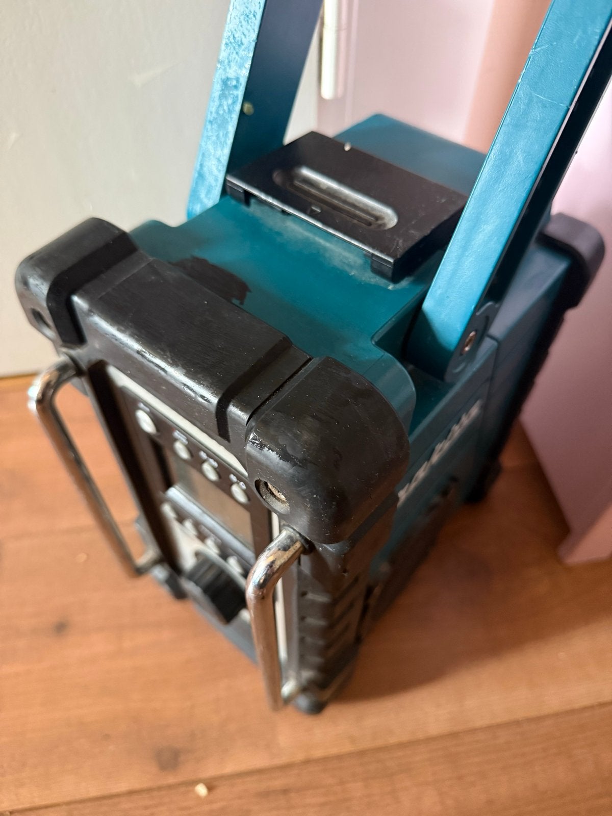 Makita DMR107 Bouwradio - Robuust en Betrouwbaar, Ophalen, Gebruikt, Bouwradio