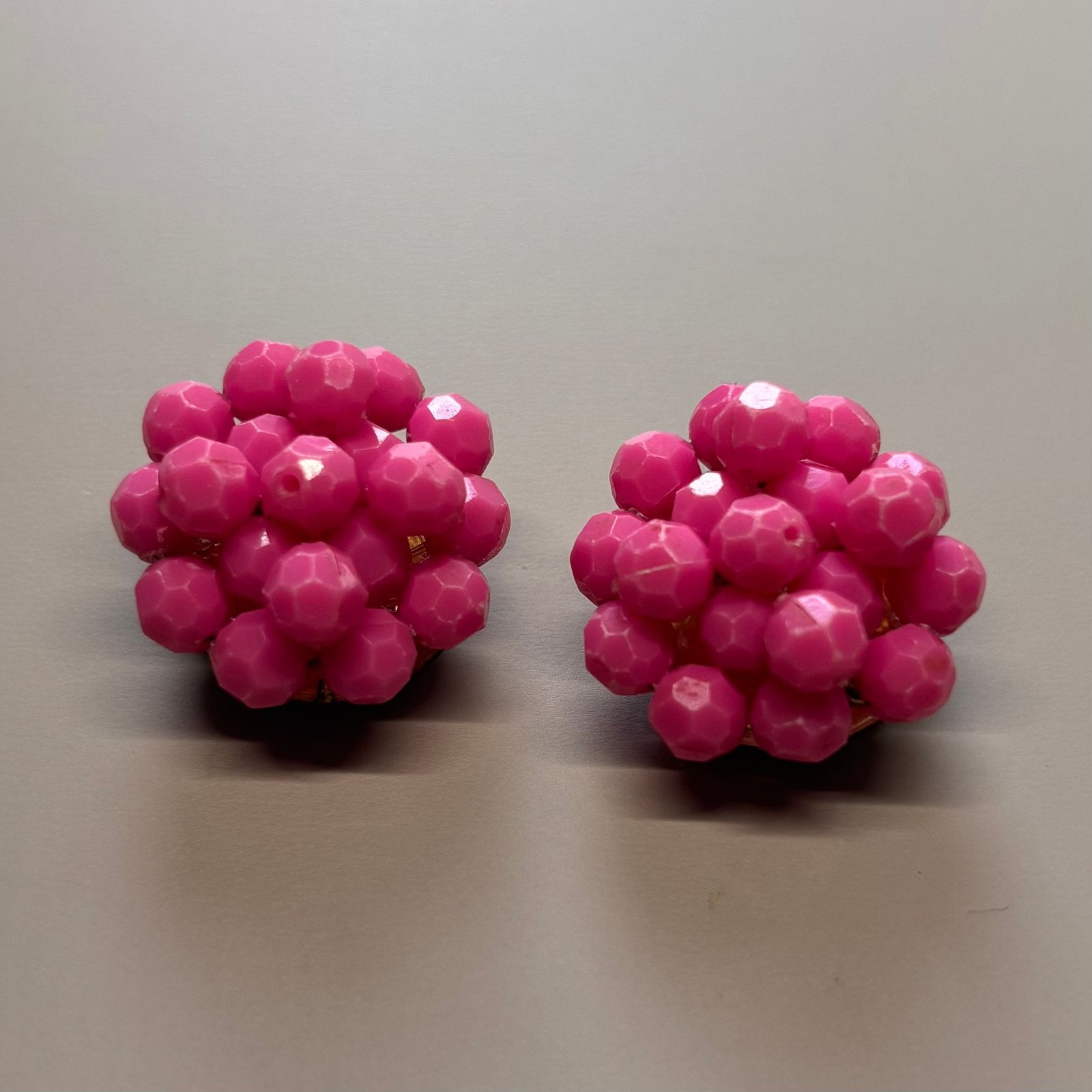 Vintage jaren’60 pop-art fuchsia roze cluster clip oorbellen, Sieraden, Tassen en Uiterlijk, Oorbellen, Ophalen of Verzenden, Zo goed als nieuw