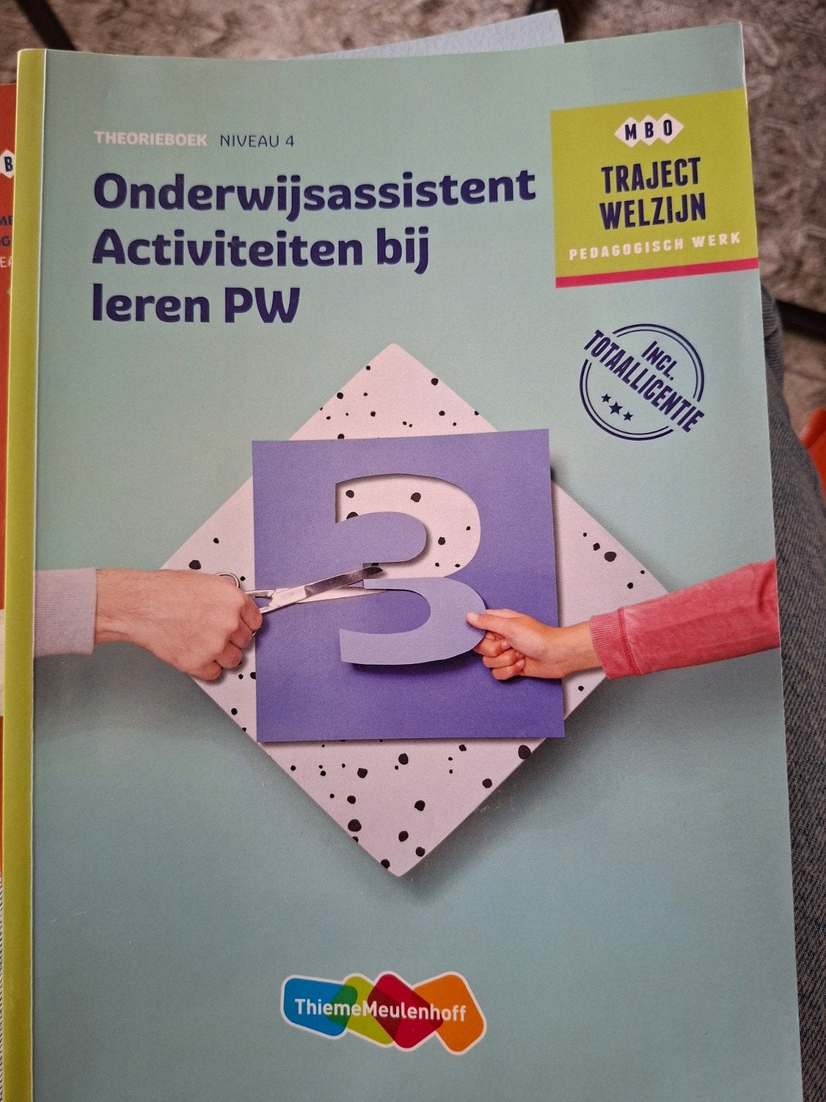 Onderwijsassistent activiteiten, Ophalen of Verzenden, Zo goed als nieuw, MBO, M.C. Baseler, R.F.M. van Midde, A.C. Verhoef