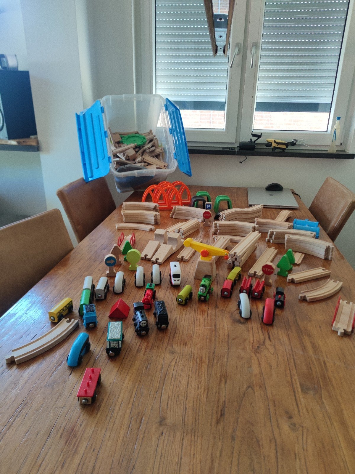Grote set houten treinbaan met treinen en accessoires, Ophalen, Gebruikt, Rij- of Hobbelspeelgoed