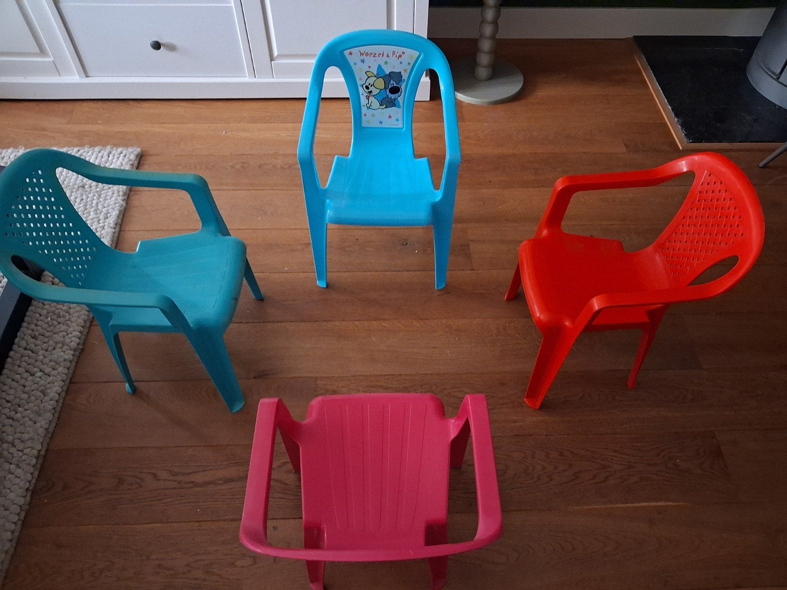 Set van 4 kinderstoelen (Woezel & Pip), Kinderen en Baby's, Kinderkamer | Tafels en Stoelen, Ophalen of Verzenden, Gebruikt, Stoel(en)