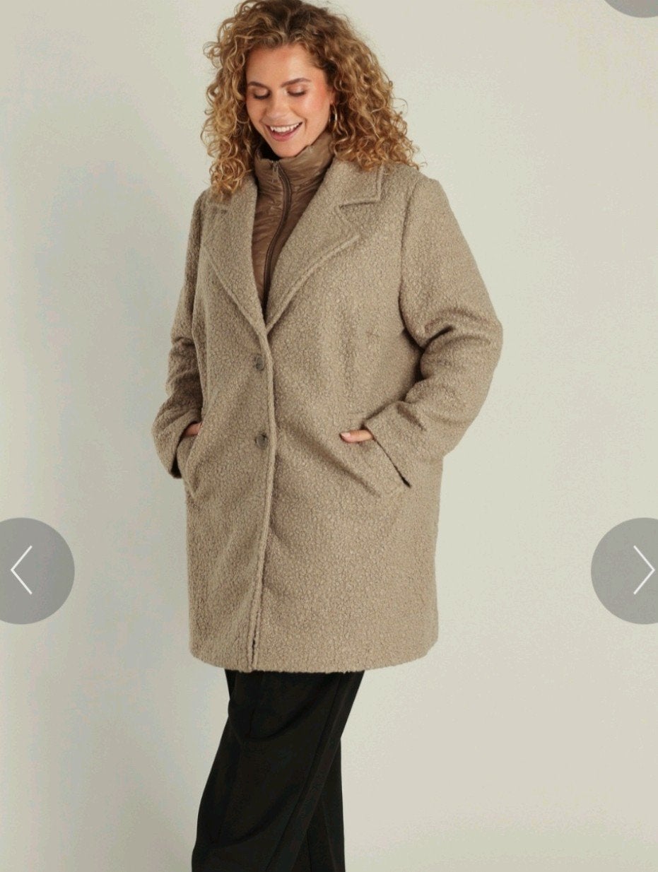Jas Aurelia Taupe van Yest Curve - Bouclé jas, Yest Curve, Ophalen, Zo goed als nieuw, Jas of Mantel