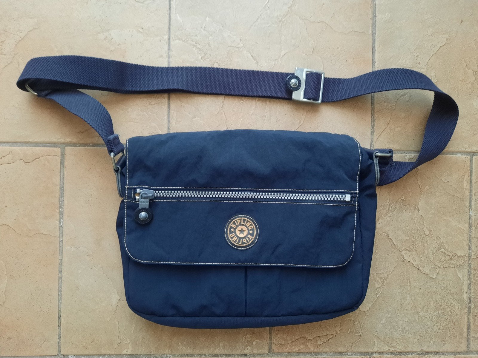 Kipling: schoudertas blauw envelop, Sieraden, Tassen en Uiterlijk, Ophalen, Zo goed als nieuw, Blauw, Kipling