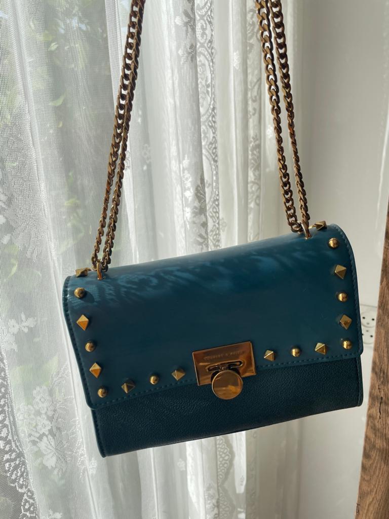 Charles & Keith blauwe schoudertas met studs, Sieraden, Tassen en Uiterlijk, Ophalen of Verzenden, Zo goed als nieuw, Blauw, Schoudertasje