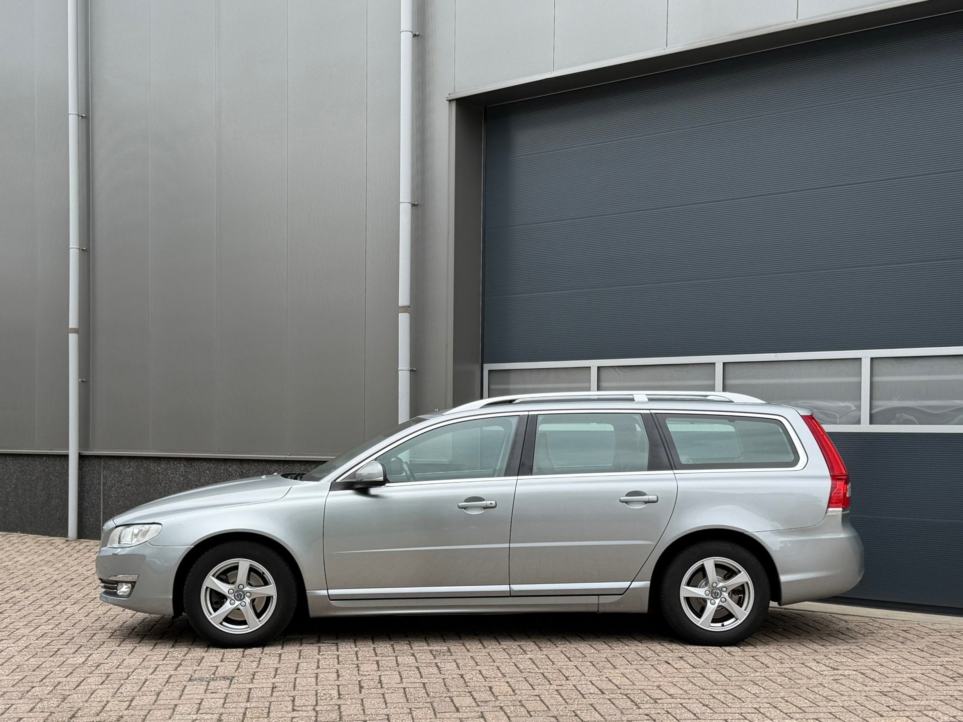 Volvo V70 2.0 D4 Polar+ bj.2016 Autom|Navi|Leder|Trekh|Nap., Automatische klimaatregeling, Diesel, 22 km/l, 750 kg