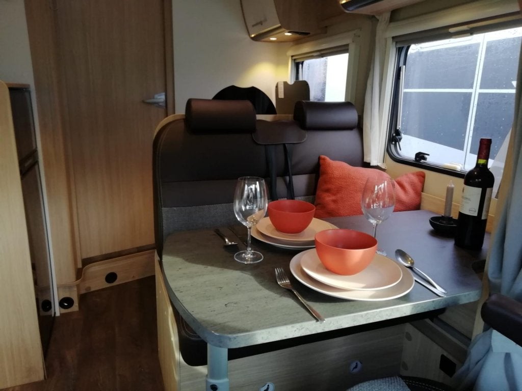 Leuke Sunlight T69 S van 699 cm lang met groot zonnepaneel, Niet ingevuld, Sunlight, Ringverwarming, Treinzit