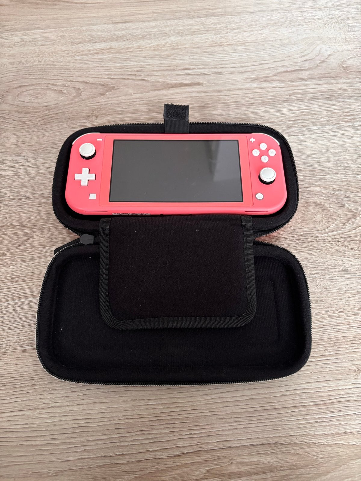Nintendo Switch Lite Coral met Yooka-Laylee en hoes, Ophalen of Verzenden, Roze of Coral, Zo goed als nieuw, Met beschermhoes of tas
