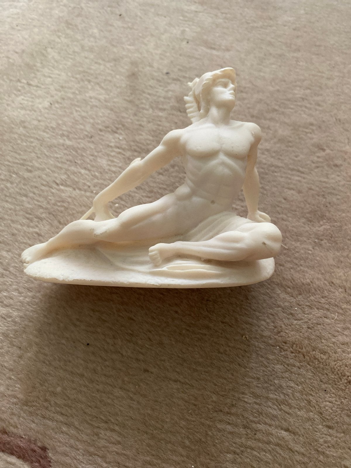 Mythologisch beeld van een liggende man (Mercurius?)  12x11, Antiek en Kunst, Minder dan 20 cm, Ophalen of Verzenden, Beeld, Man