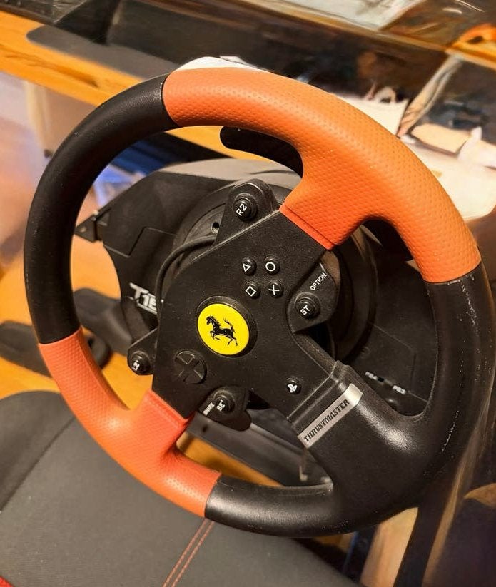 Raceset Trustmaster Ferrari T150 met pedalen en standaard., Ophalen, Zo goed als nieuw, Playseat of Racestoel, PlayStation 1
