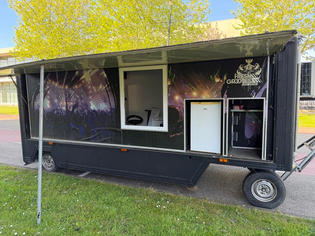 Veelzijdige Zwarte Foodtrailer / Verkoopwagen met Airco, Ophalen