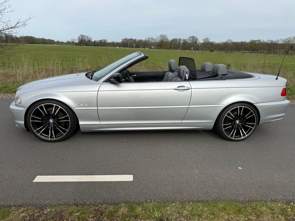 BMW 323i Cabrio AUT Grijs Hardtop Windscherm 19inch breedset, Auto's, Automaat, Achterwielaandrijving, 2494 cc, Cabriolet