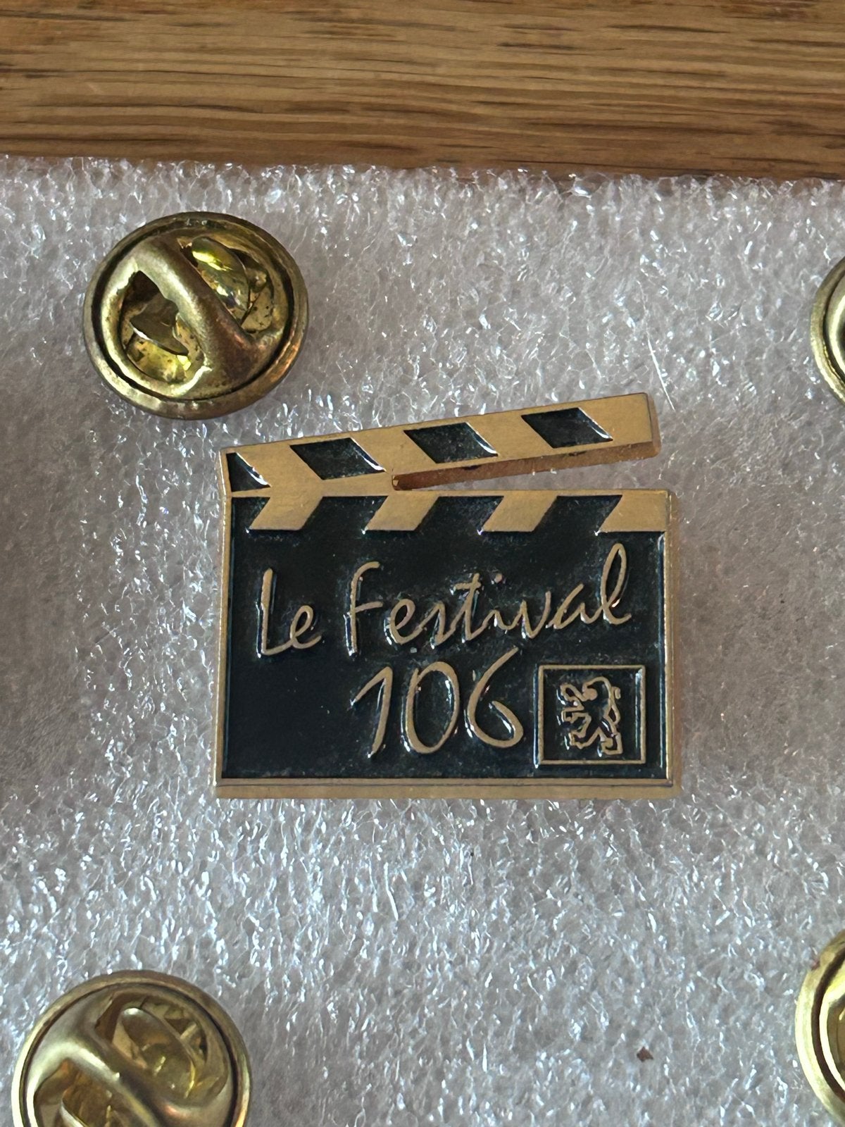 Peugeot 106 Le Festival filmklapper pin, Ophalen of Verzenden, Zo goed als nieuw, Merk, Speldje of Pin