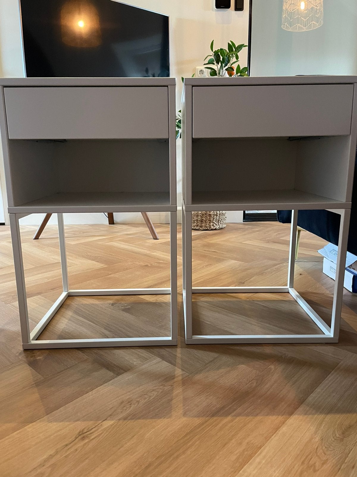 2 Nachtkastjes wit Ikea Vikhammer, Ophalen of Verzenden, Gebruikt, Minder dan 45 cm