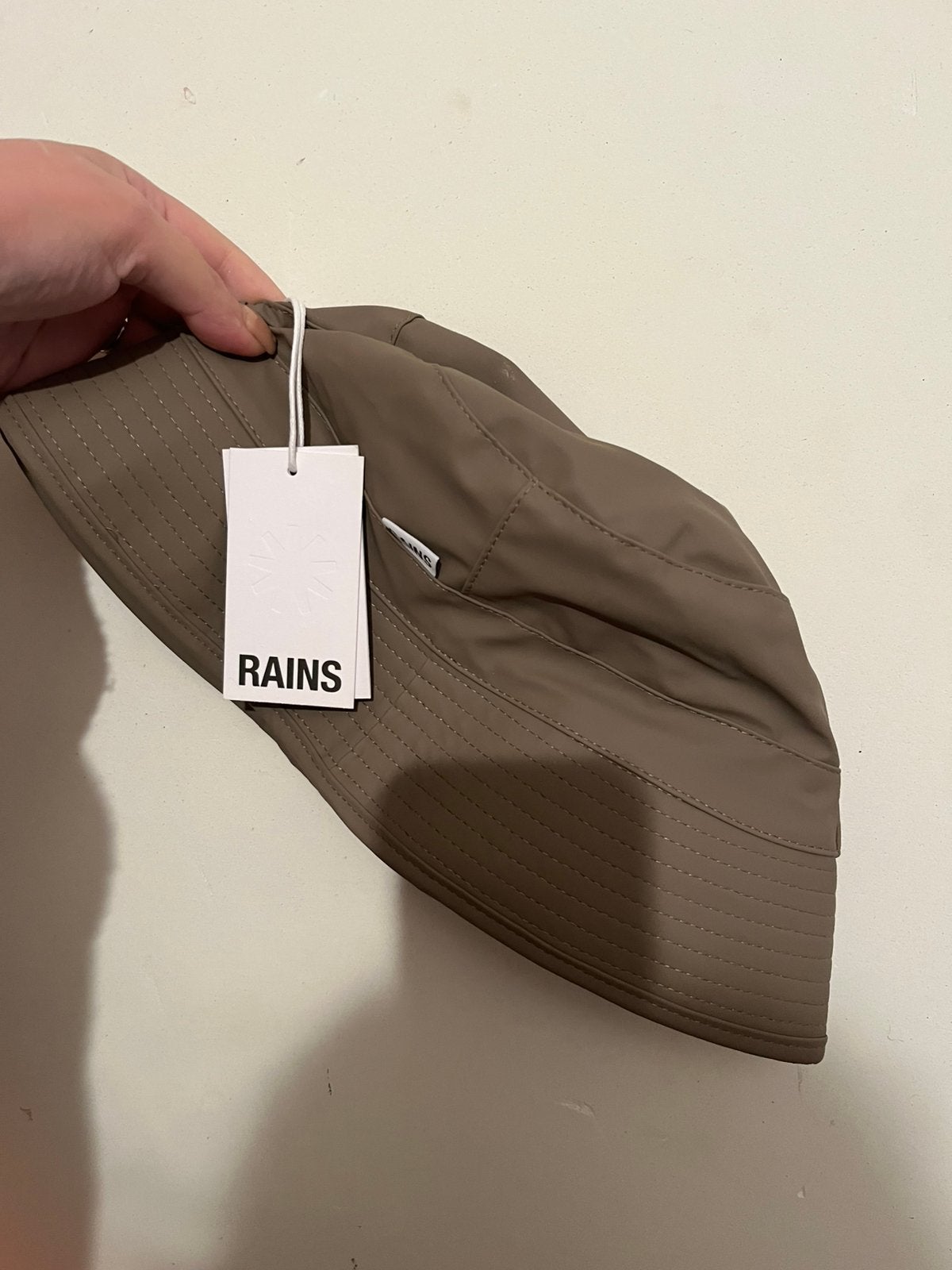 Nieuwe rains bucket hat hoed hoedje taupe bruin, Ophalen of Verzenden, Nieuw, One size fits all