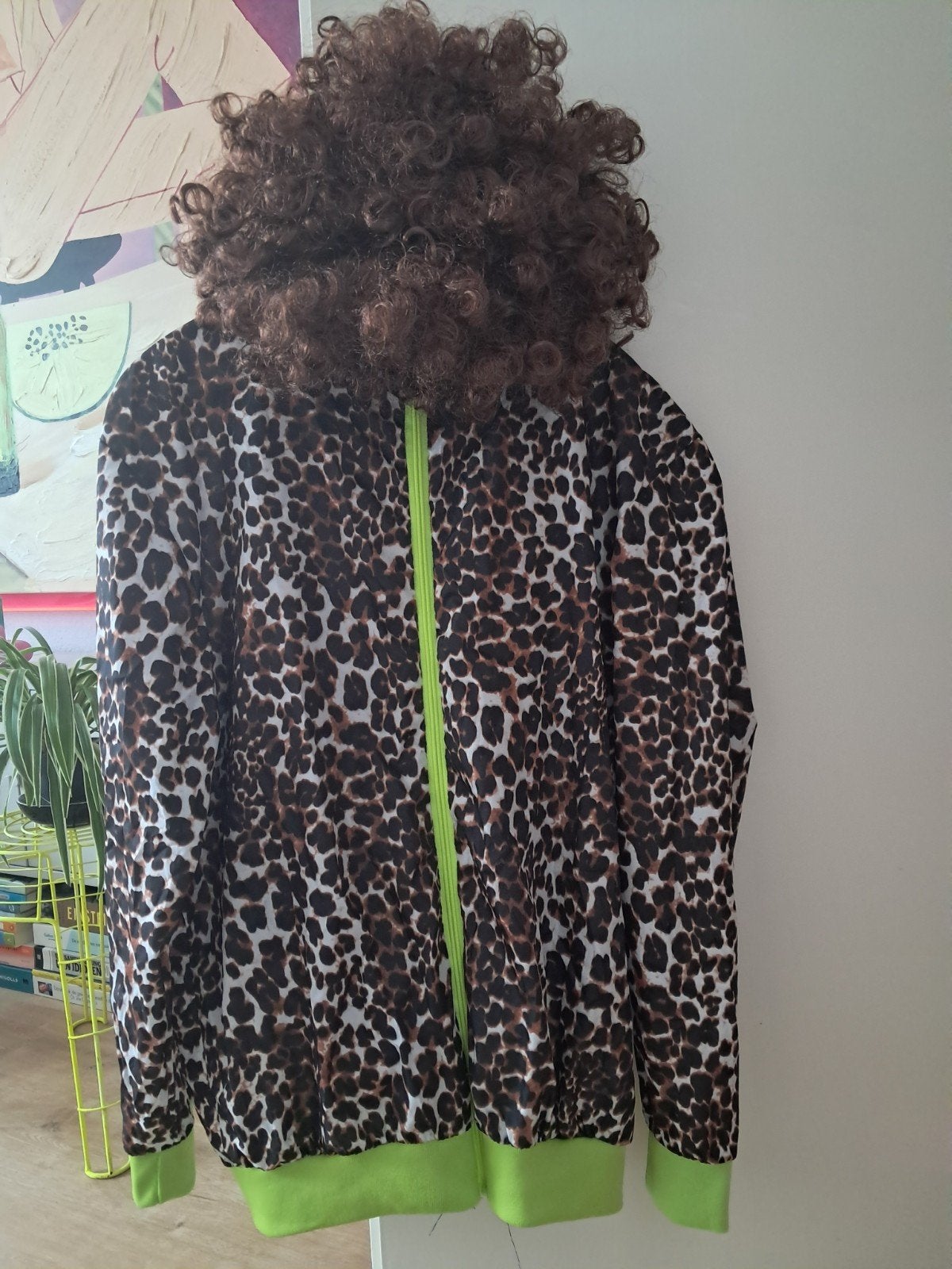 fout traingspak met pruik maat m/l, Ophalen of Verzenden, Nieuw, Carnaval