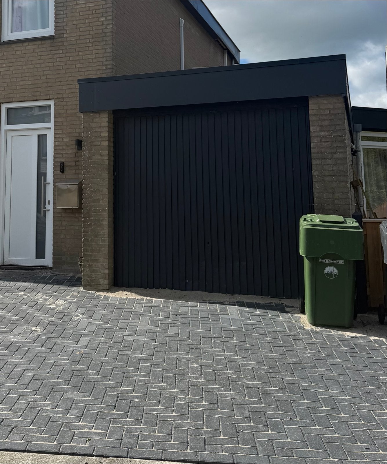 Zwarte garagedeur, stevig en functioneel, Doe-het-zelf en Verbouw, Deuren en Horren, Ophalen, Gebruikt, Garagedeur, Metaal