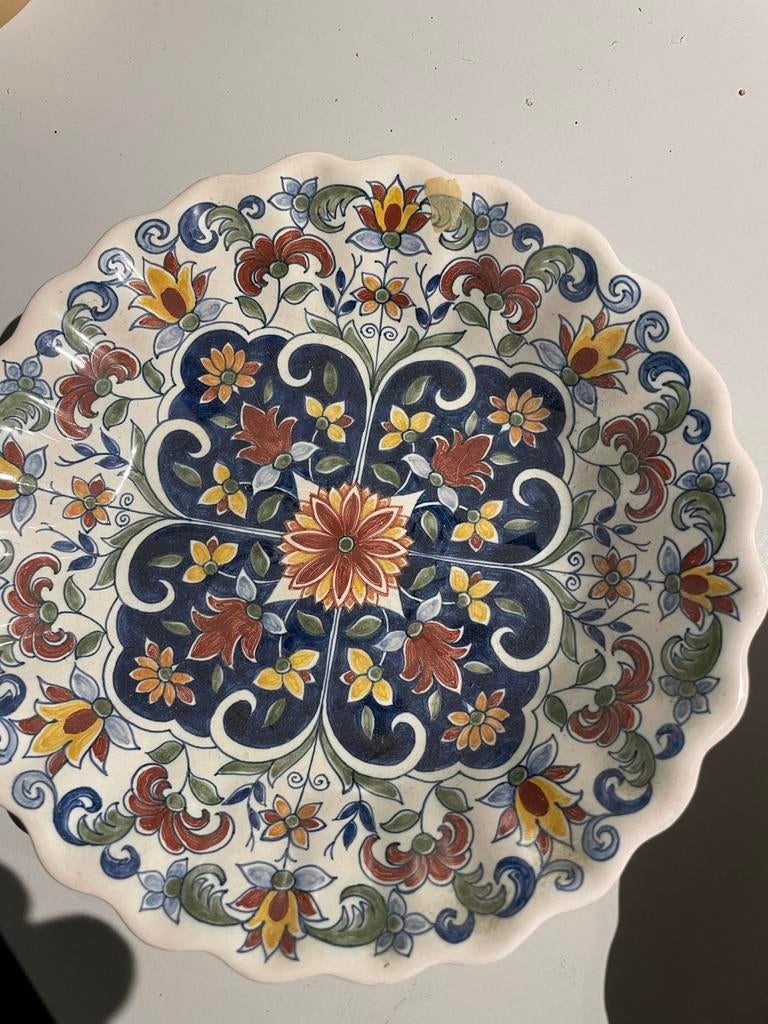 Twee handgeschilderde Makkum aardewerk borden, Antiek en Kunst, Antiek | Keramiek en Aardewerk, Ophalen of Verzenden