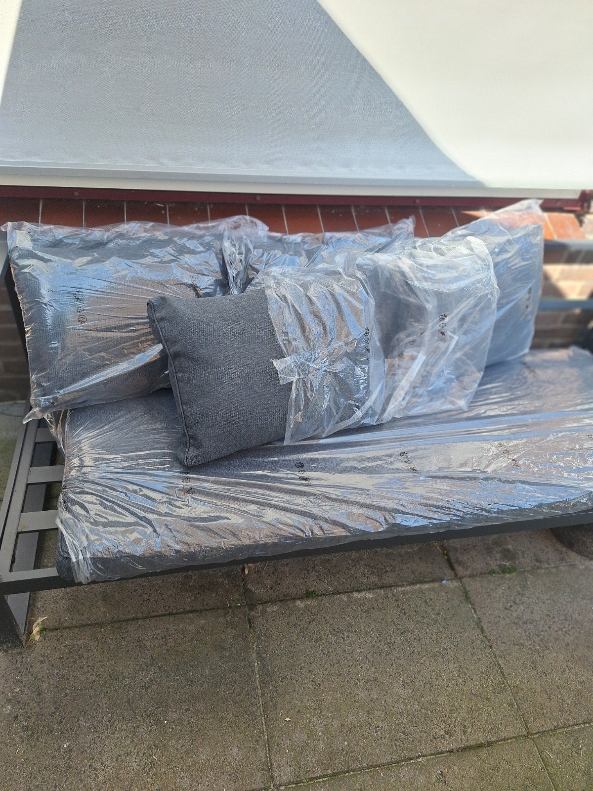 Splinter nieuwe donkergrijze zit bank kussen en 4 rugkussens, Tuin en Terras, Ophalen, Nieuw