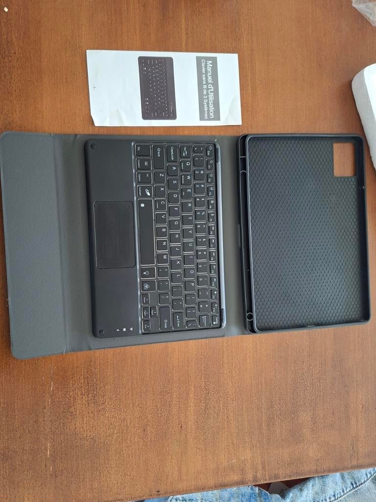 Draadloos toetsenbord met hoes en touchpad voor tablet, Ophalen of Verzenden, Zo goed als nieuw, Draadloos