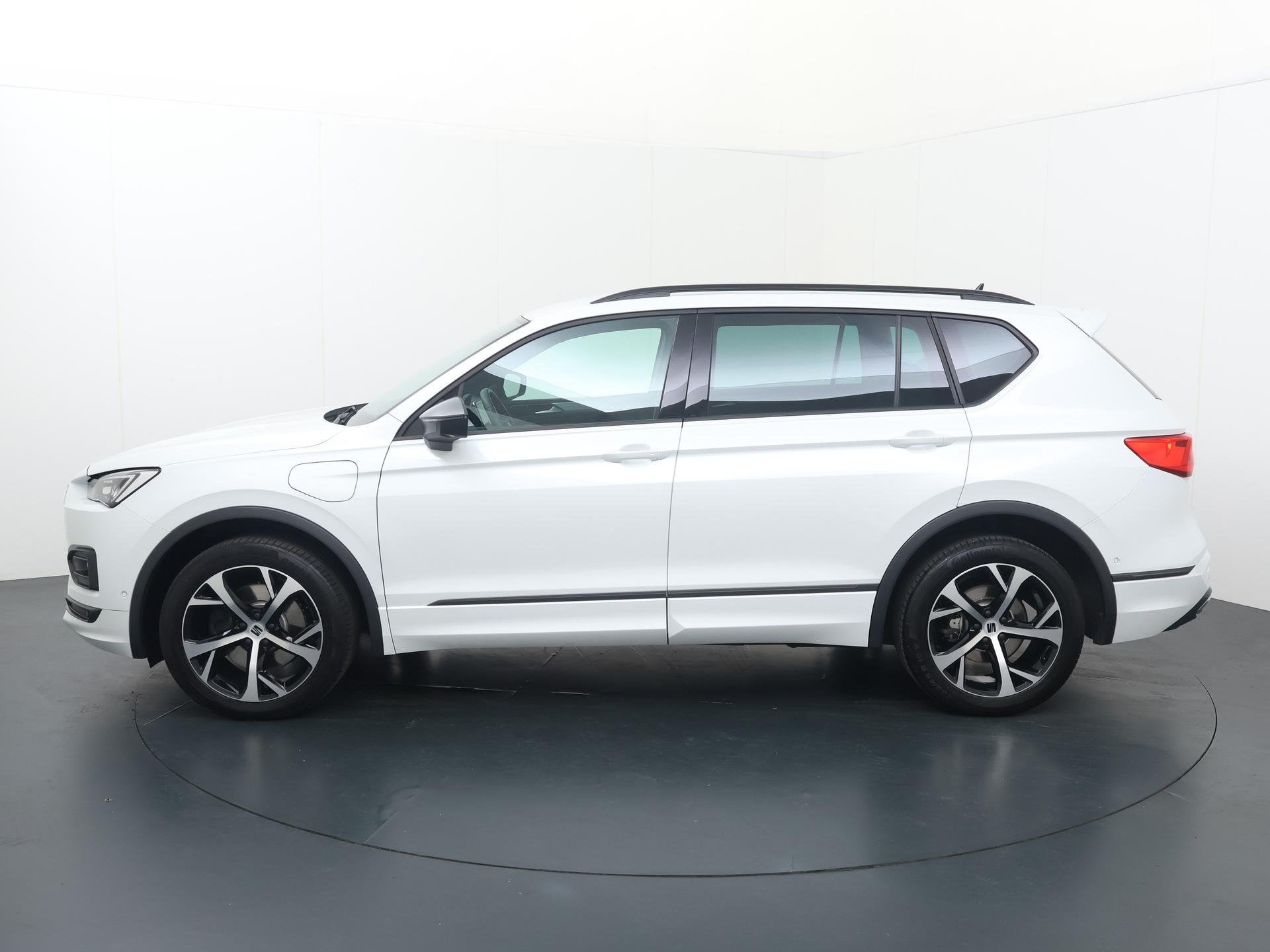 SEAT Tarraco 1.4 TSI e-Hybrid PHEV FR Business | 245 PK | So, 12 maanden, Stof, 4 cilinders, Wit