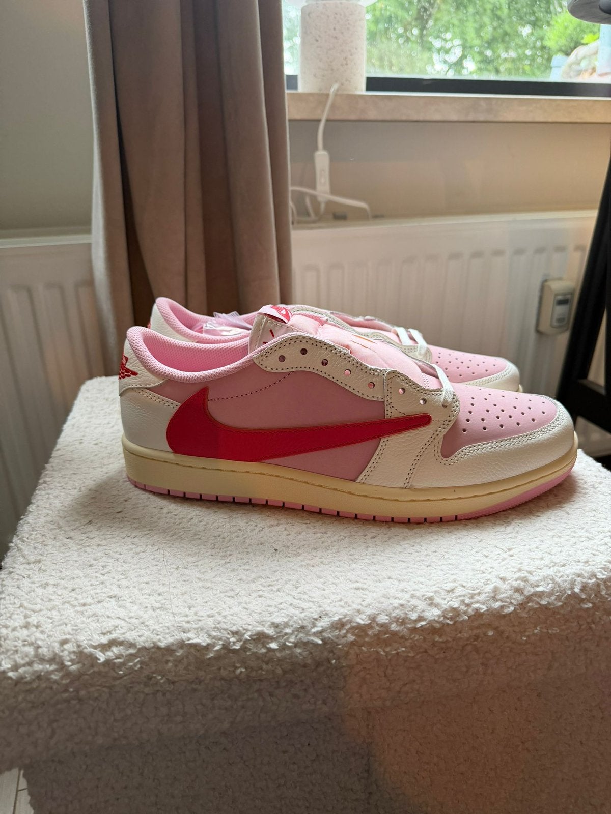 Air Jordan 1 Retro Low OG SP Travis Scott Tropical Pink 44, Ophalen, Overige kleuren, Nieuw, Sneakers of Gympen