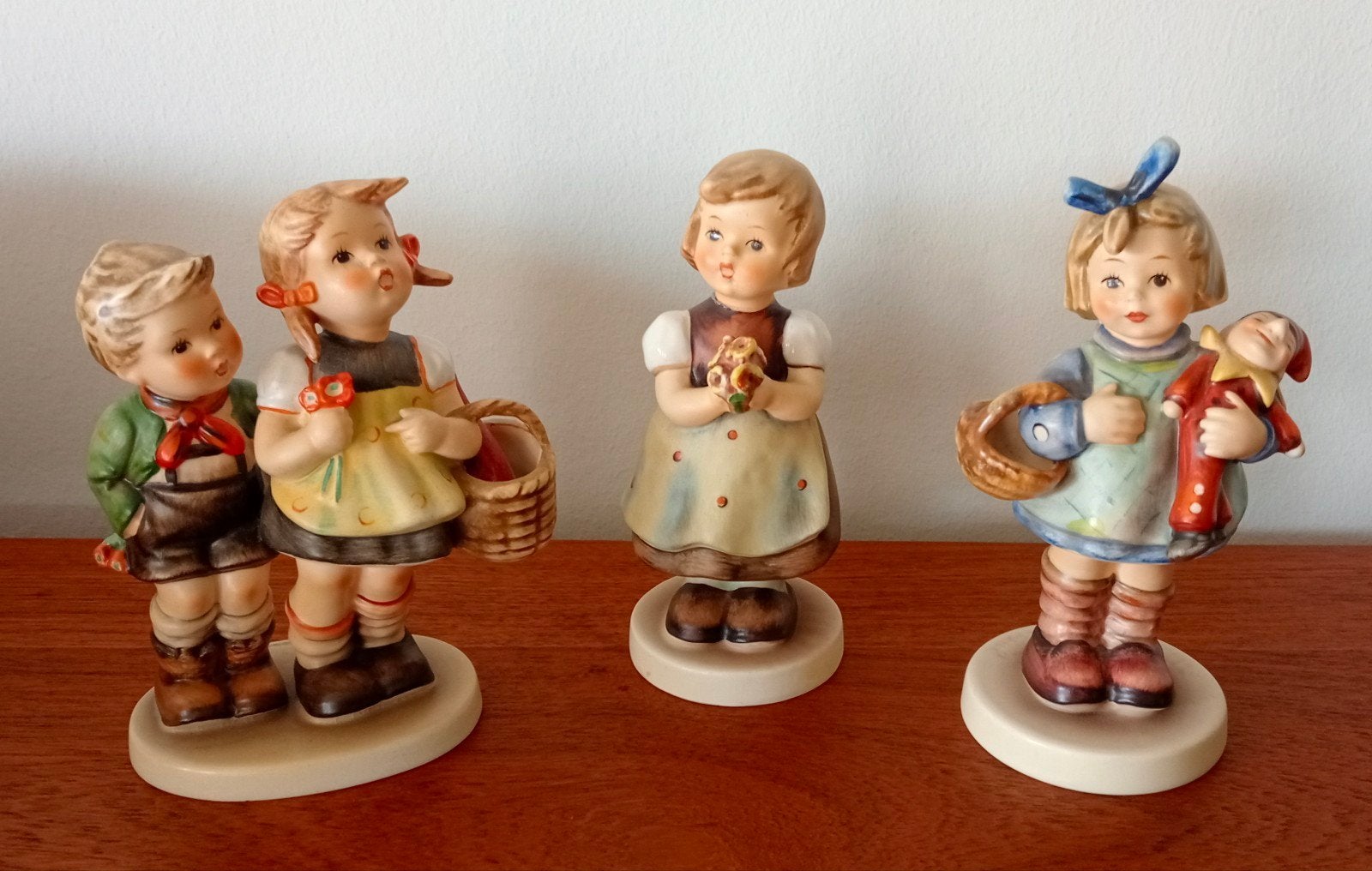 3 Hummel beeldjes: Kinderen met mandjes en bloemen - Goebel, Verzamelen, Ophalen of Verzenden, Gebruikt, Hummel