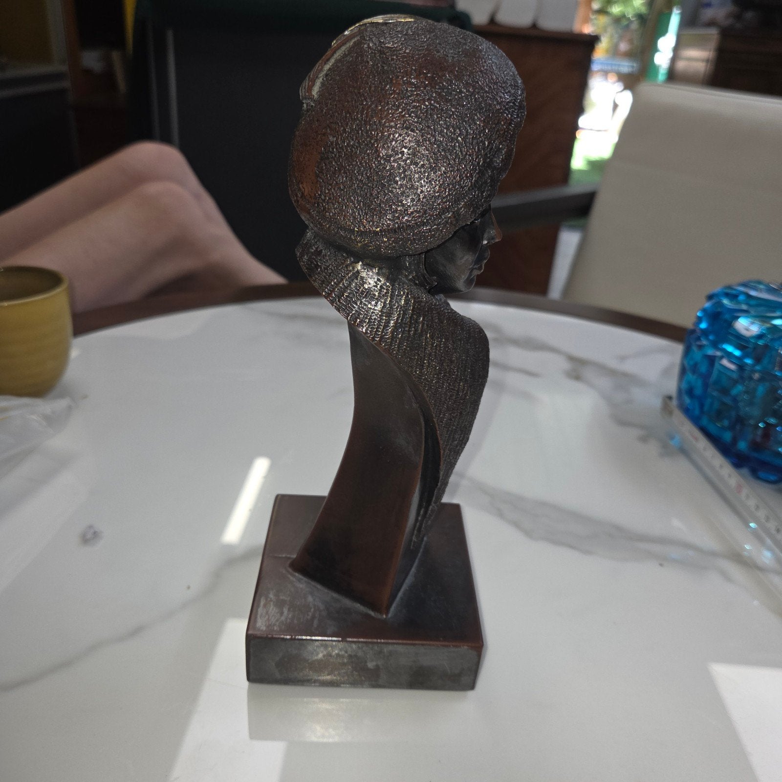 Art Deco Buste Dame met Cloche Hoed en Bontjas - Jaren '20, Geglazuurd, Art deco, Buste, Ophalen of Verzenden