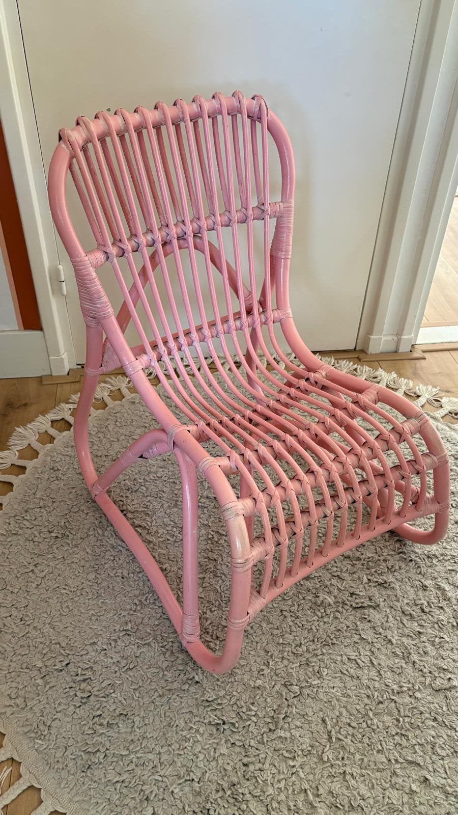 Kinderstoel roze rotan, Kinderen en Baby's, Ophalen, Zo goed als nieuw, Stoel(en)