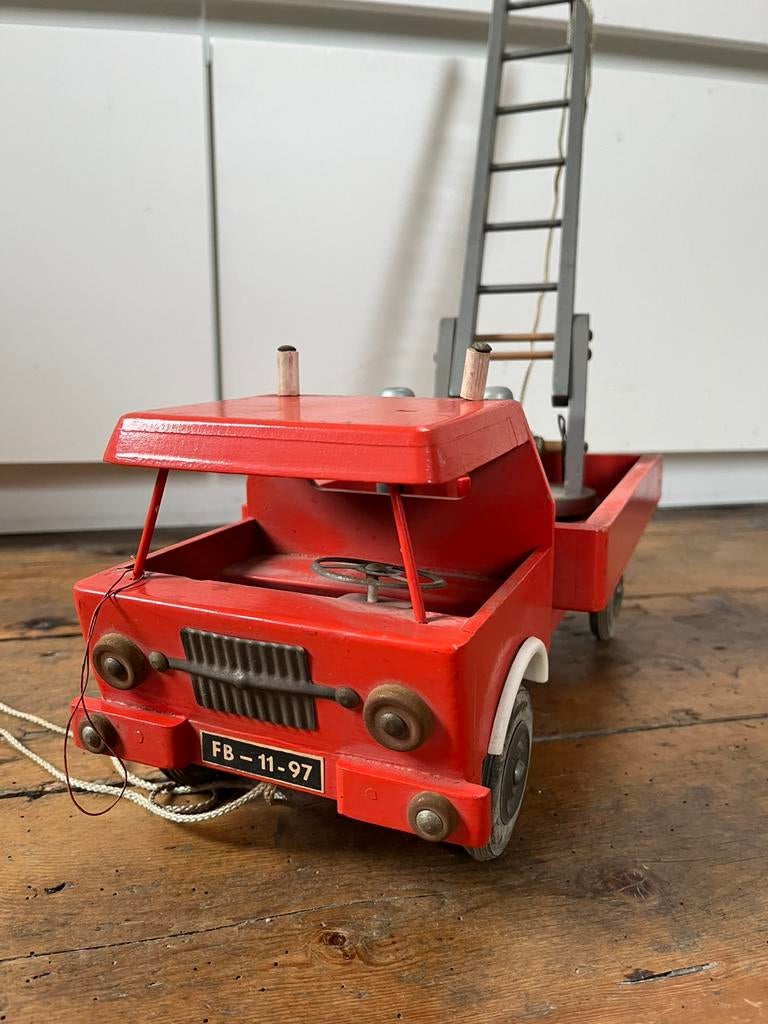 Oude houten brandweerauto met poppetjes, Antiek en Kunst, Antiek | Speelgoed, Ophalen of Verzenden