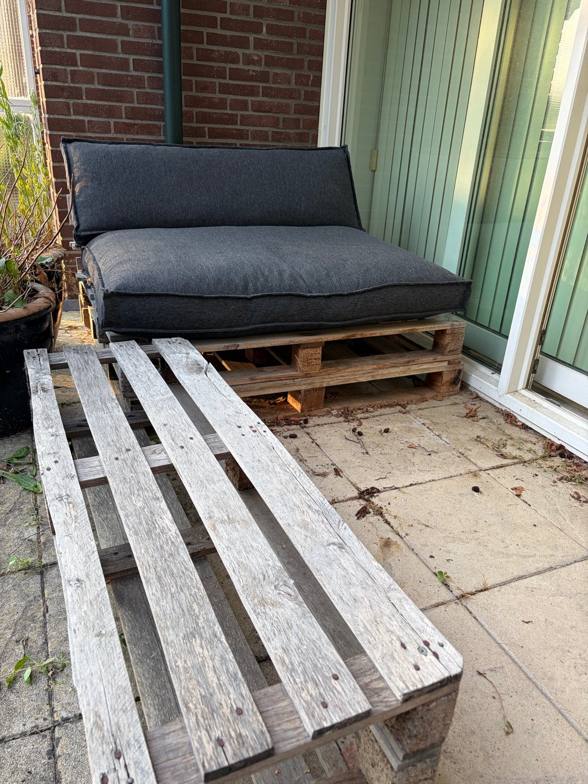 Pallet bank met kussens en los tafeltje/voetenbankje, Ophalen, Zo goed als nieuw, Hout