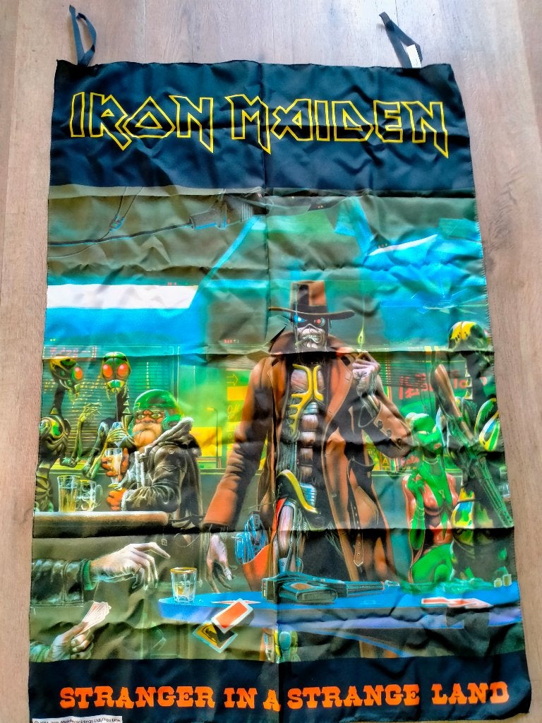 Iron Maiden stranger in a strange land vintage muziek vlag, Verzamelen, Verzenden, Zo goed als nieuw