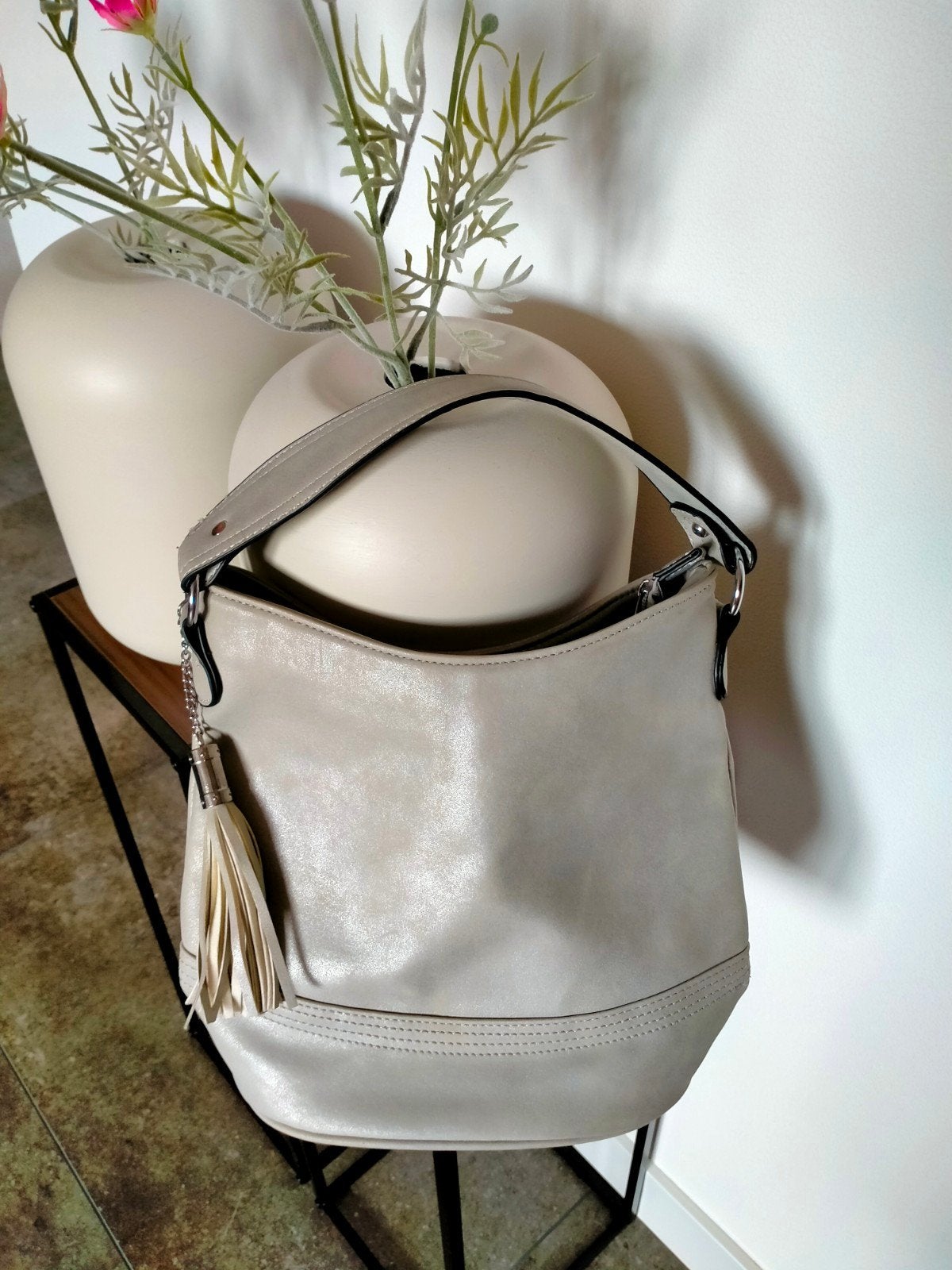 Stijlvolle zilver/grijze licht beige handtas met kwastje, Ophalen of Verzenden, Zo goed als nieuw, Grijs, Handtas