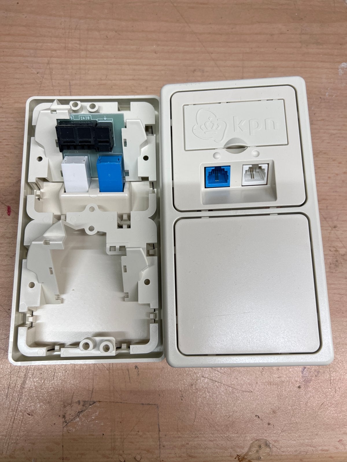 KPN wandcontactdoos met RJ45 en RJ11 aansluitingen, Ophalen of Verzenden, Gebruikt