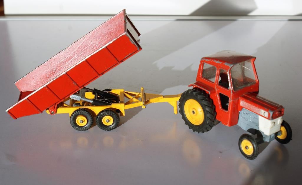 Matchbox KZ 3 Massey Ferguson met kiep aanhanger., Ophalen of Verzenden, Gebruikt, Hijskraan, Tractor of Landbouw, Matchbox