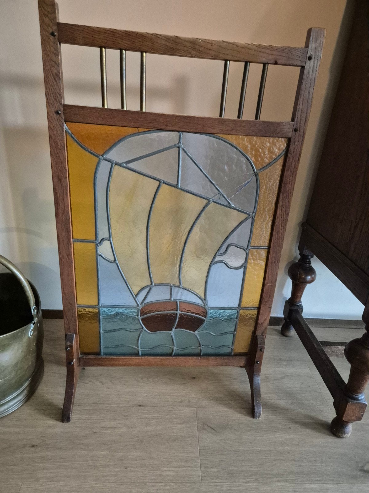 Antieke haardscherm met glas-in-lood zeilschip, Ophalen