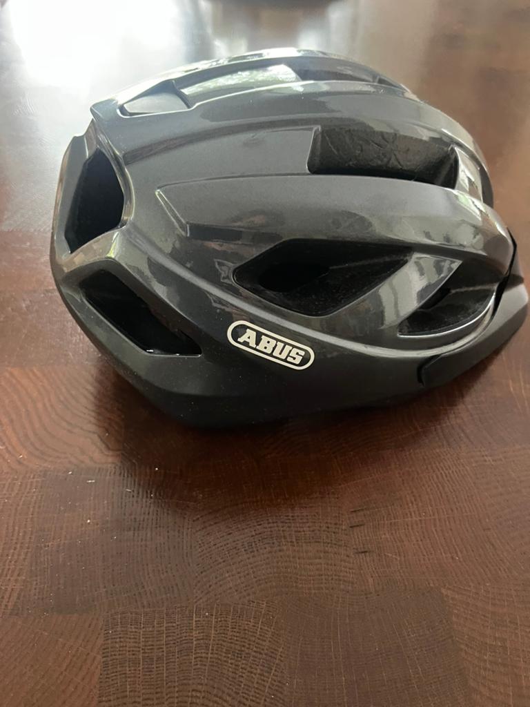Abus fietshelm 1 x gebruikt, Fietsen en Brommers, Fietsaccessoires | Fietshelmen, Ophalen, Zo goed als nieuw