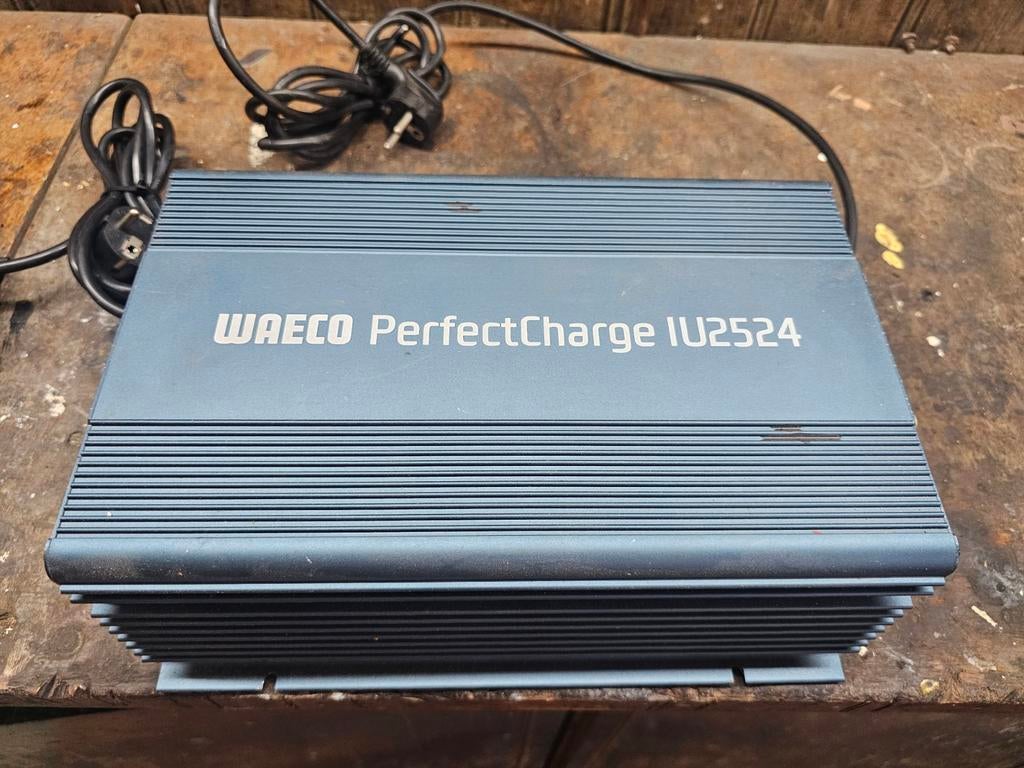 2x acculader, 1x Waeco PerfectCharge IU2524 en een kleinere, Watersport en Boten, Ophalen of Verzenden, Overige typen