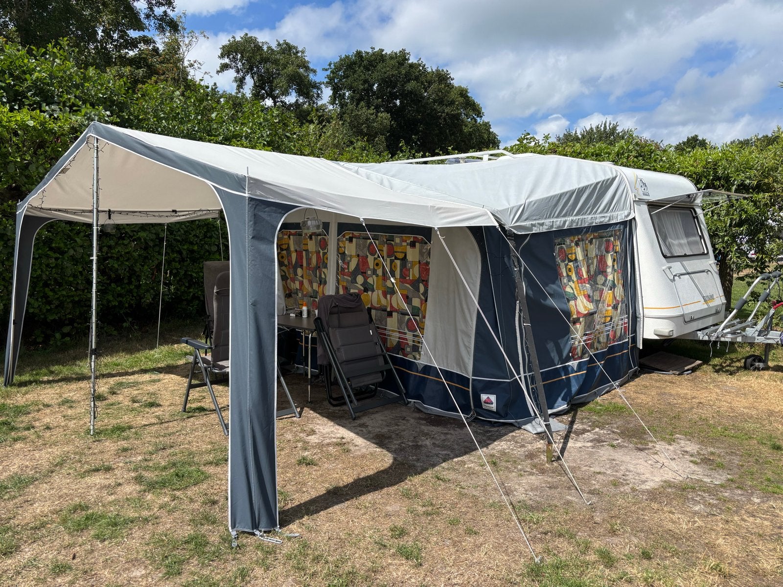 Knaus caravan uit 2006 met boiler en verduisterende ramen, Caravans en Kamperen, Caravans, Kachel, Treinzit, Dwarsbed, Particulier