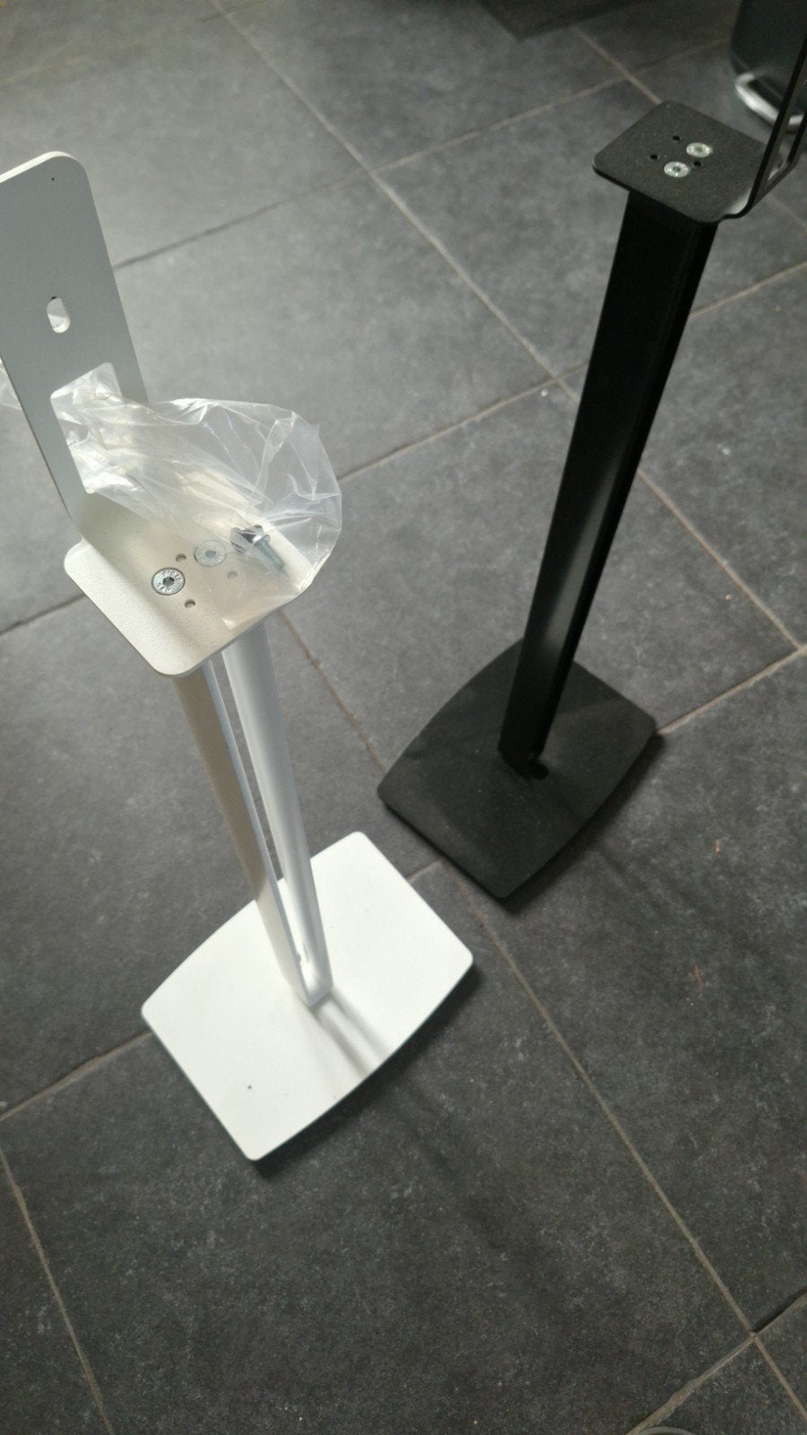 Speaker standaarden (wit en zwart), Inclusief standaarden, Nieuw, Draagbare speaker, Minder dan 60 watt