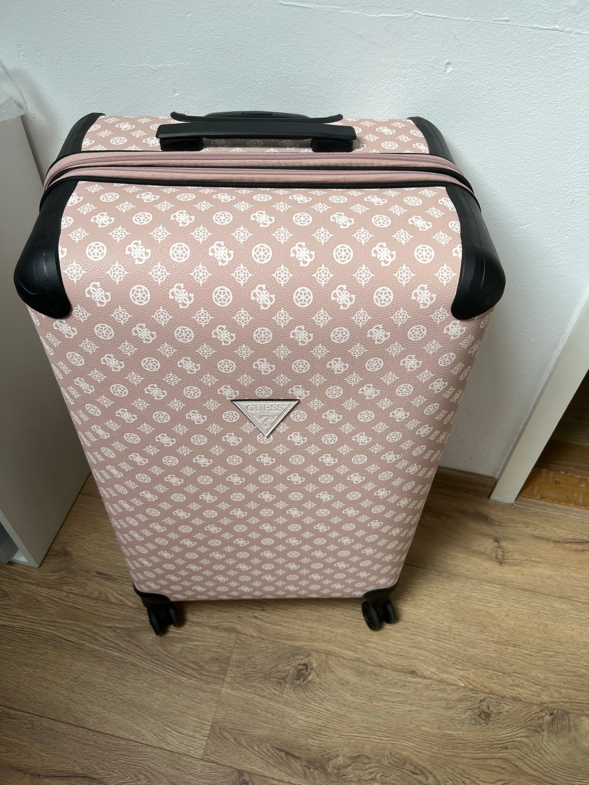 Guess Koffer Roze met Logo Patroon - Nieuw, 30 cm of meer, Ophalen of Verzenden, Zo goed als nieuw, 60 tot 80 cm