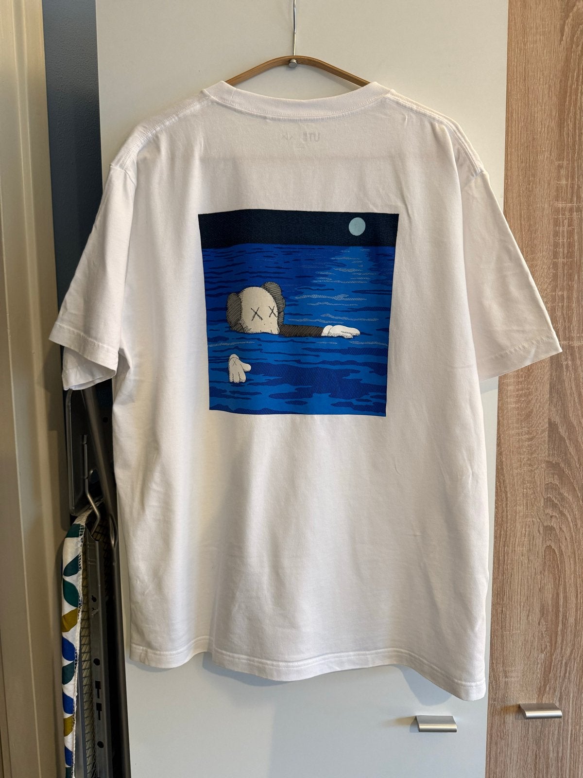 Uniqlo KAWS UT T-shirt - Wit - Maat L, Kleding | Heren, Verzenden, Zo goed als nieuw, Maat 52/54 (L), Wit